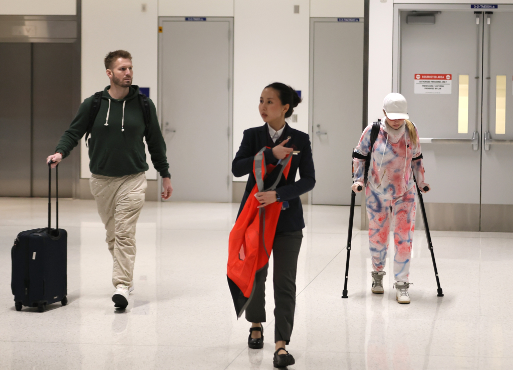 Hayden Panettiere on crutches with Brian Hickerson at LAX.