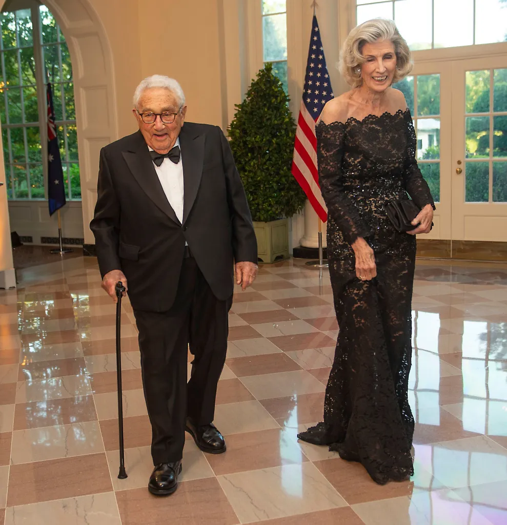 Henry Kissinger and Nancy Kissinger arrive for a state dinner.