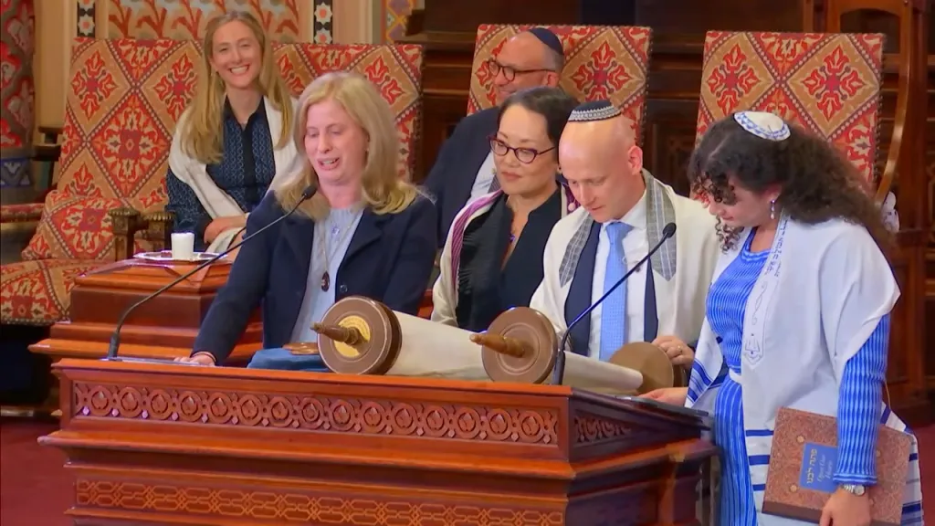 Jessica Tisch speaking at Central Synagogue.