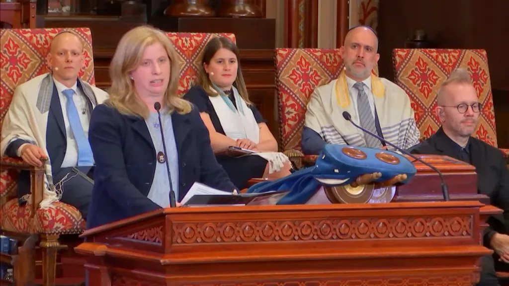 Jessica Tisch speaking at Central Synagogue.