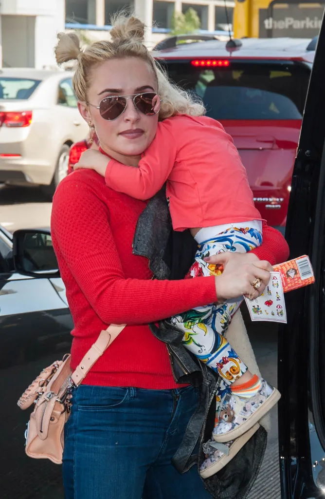 Hayden Panettiere carrying her daughter Kaya Klitschko at LAX.