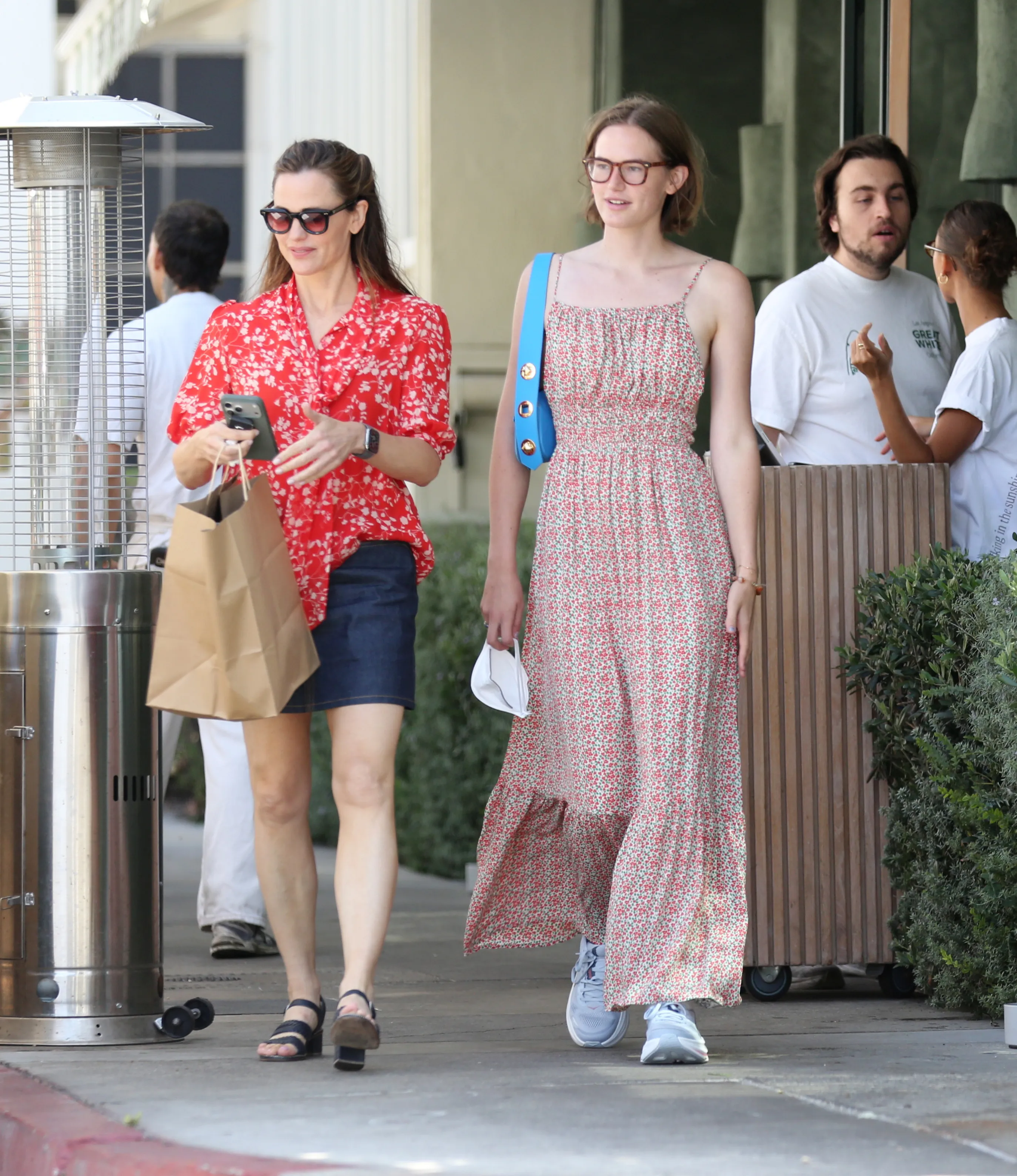 Jennifer Garner and her daughter, Violet Affleck, walking mask-free.