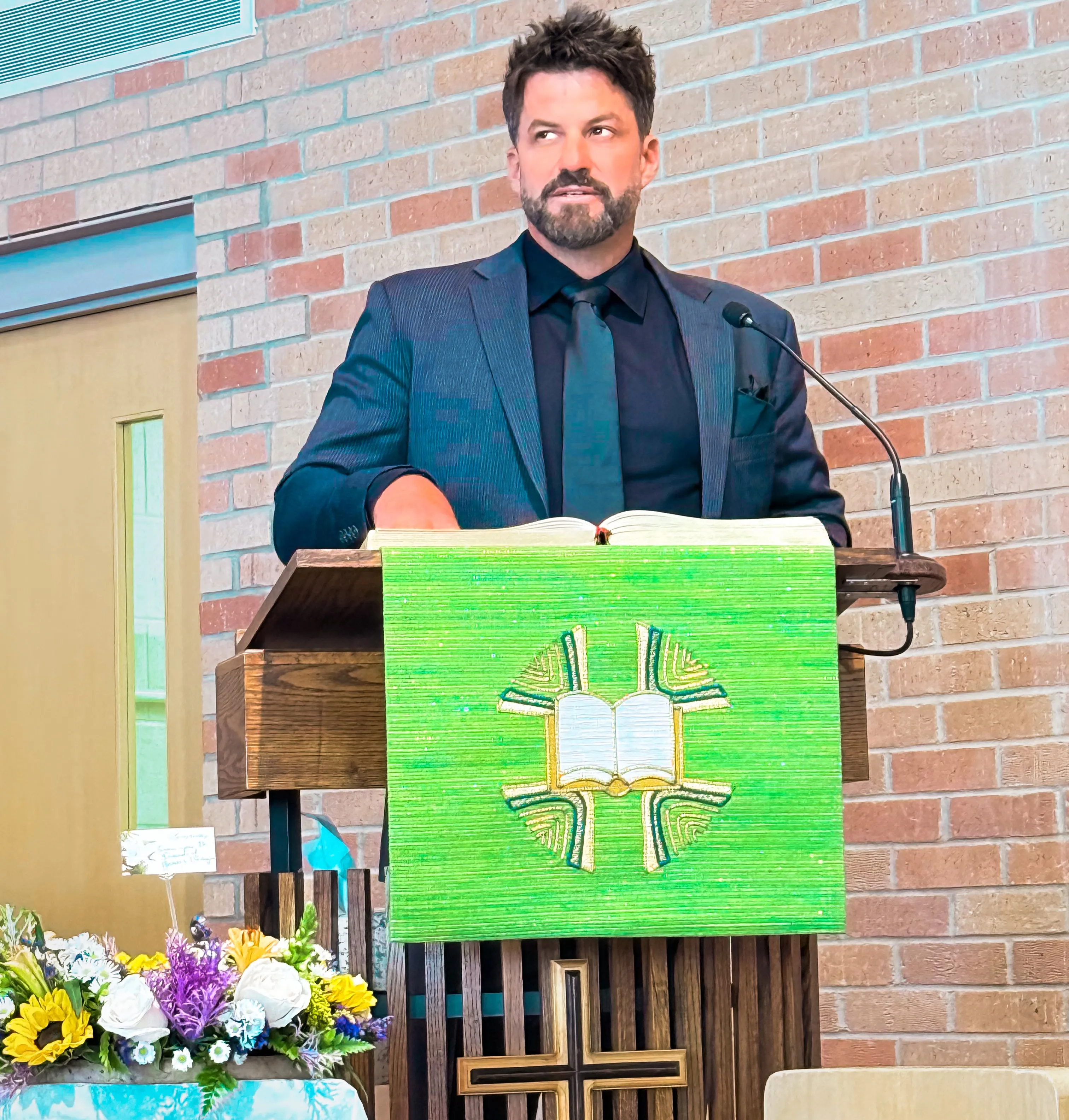 Johnny Bananas speaking at a funeral.