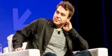 ‘Pod Save America’ Host Jon Lovett Roasts ‘Unhinged,’ Low-Tech LA Mayoral Debate
