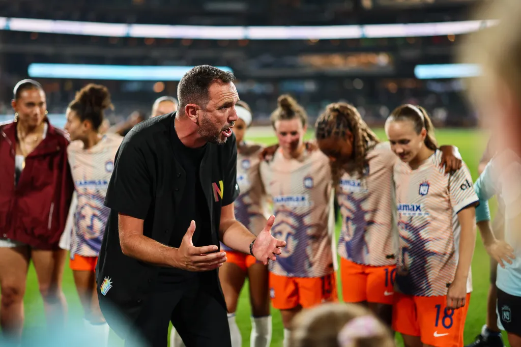 Juan Carlos Amorós speaking to the Gotham FC team after their victory.
