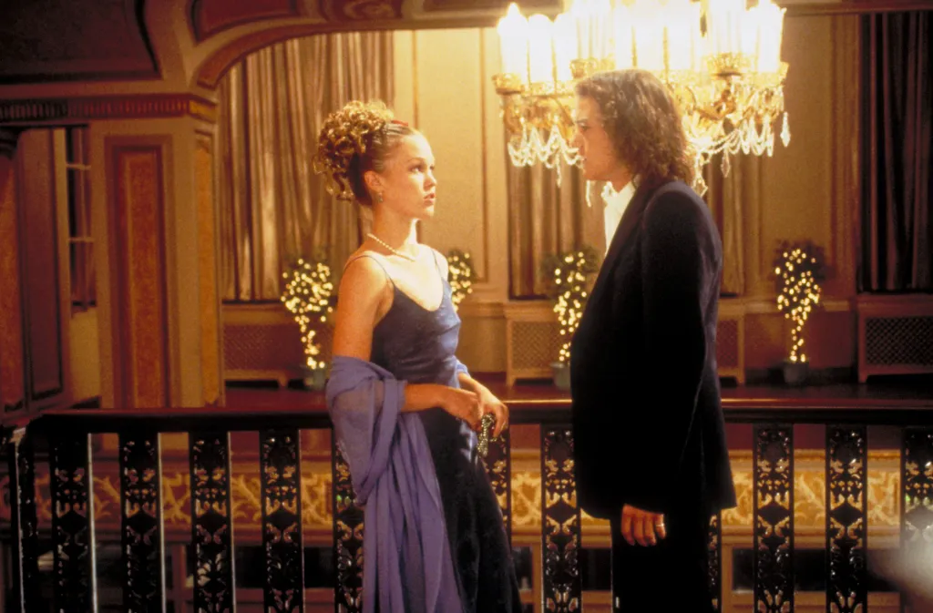 Julia Stiles and Heath Ledger in formal attire.