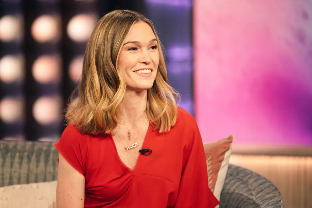 Julia Stiles on a talk show.