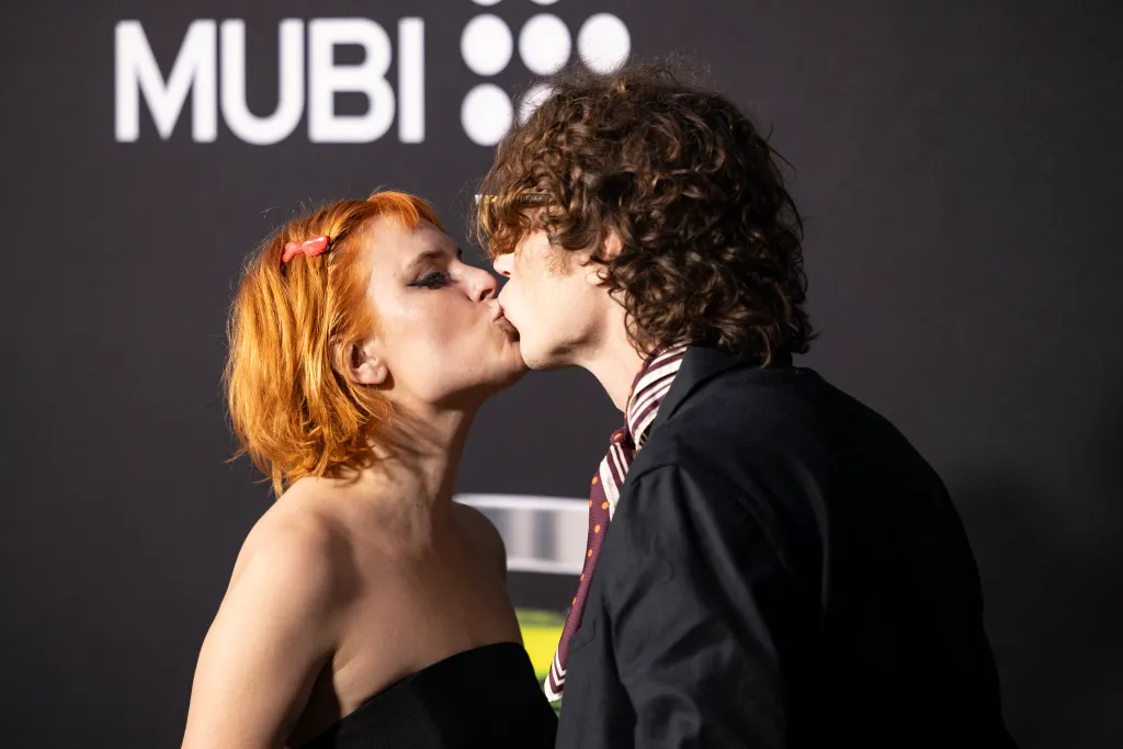 Tallulah Willis and Justin Acee kissing at the premiere of 