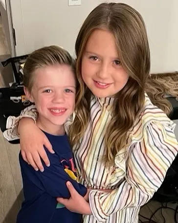 Kelly Clarkson's children, a boy and a girl, smiling and posing together.