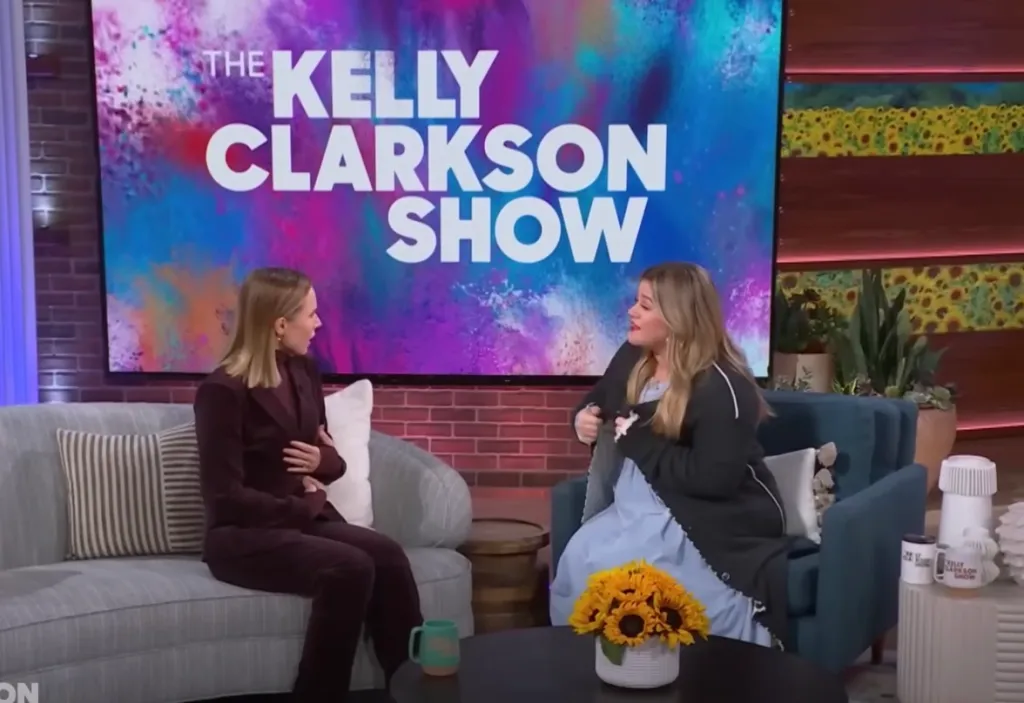 Kristen Bell and Kelly Clarkson talking on 