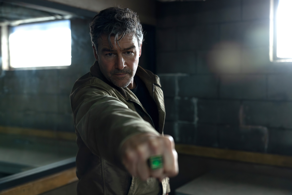 Kyle Chandler as Hal Jordan with a Green Lantern ring.