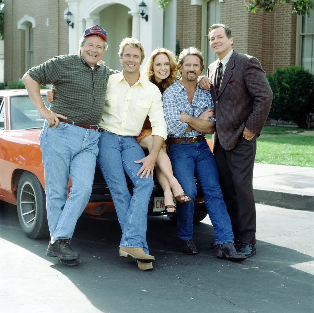 Cast shot of Ben Jones, John Schneider, Catherine Bach, Tom Wopat, and Rick Hurst from 