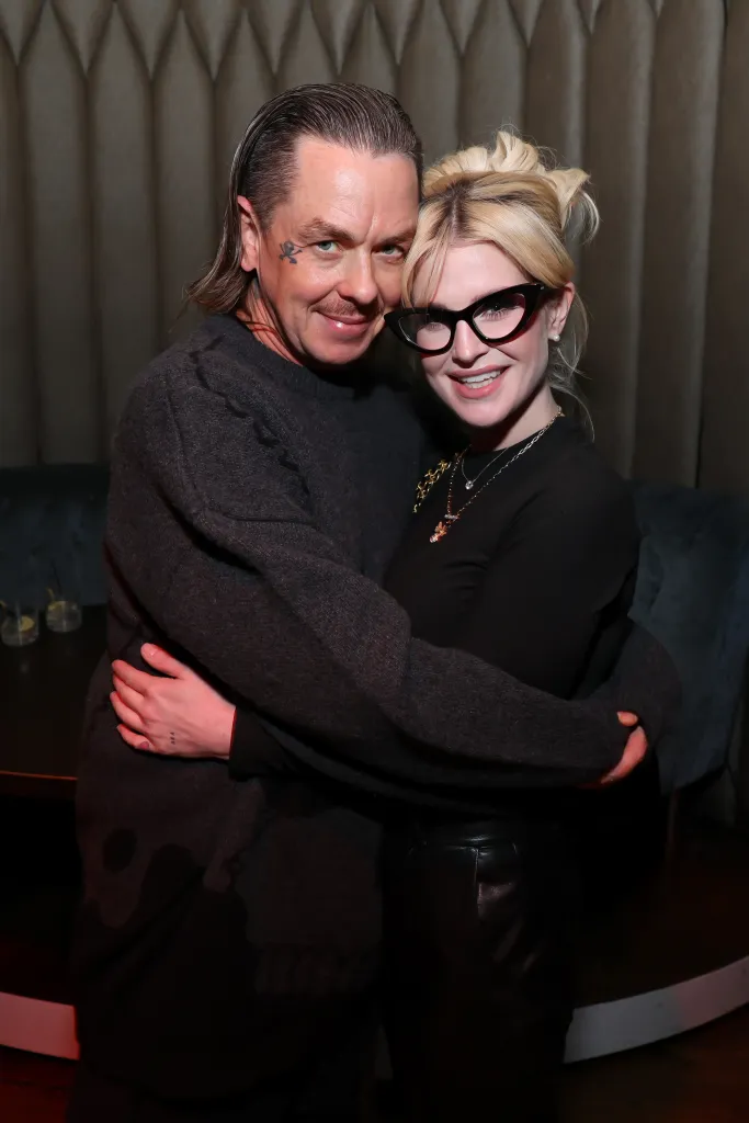 Sid Wilson and Kelly Osbourne embracing.