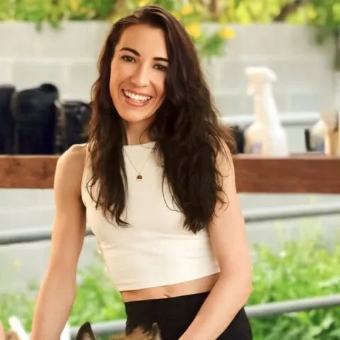 Laura Owens smiling.