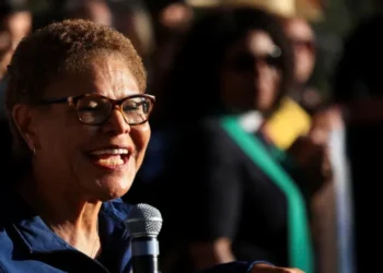 Mayor humiliated after poll showing her up big revealed as fake