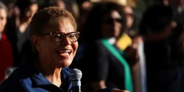 Mayor humiliated after poll showing her up big revealed as fake