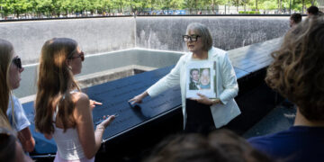 The Woman Guiding Tourists Through New York City’s Worst Day