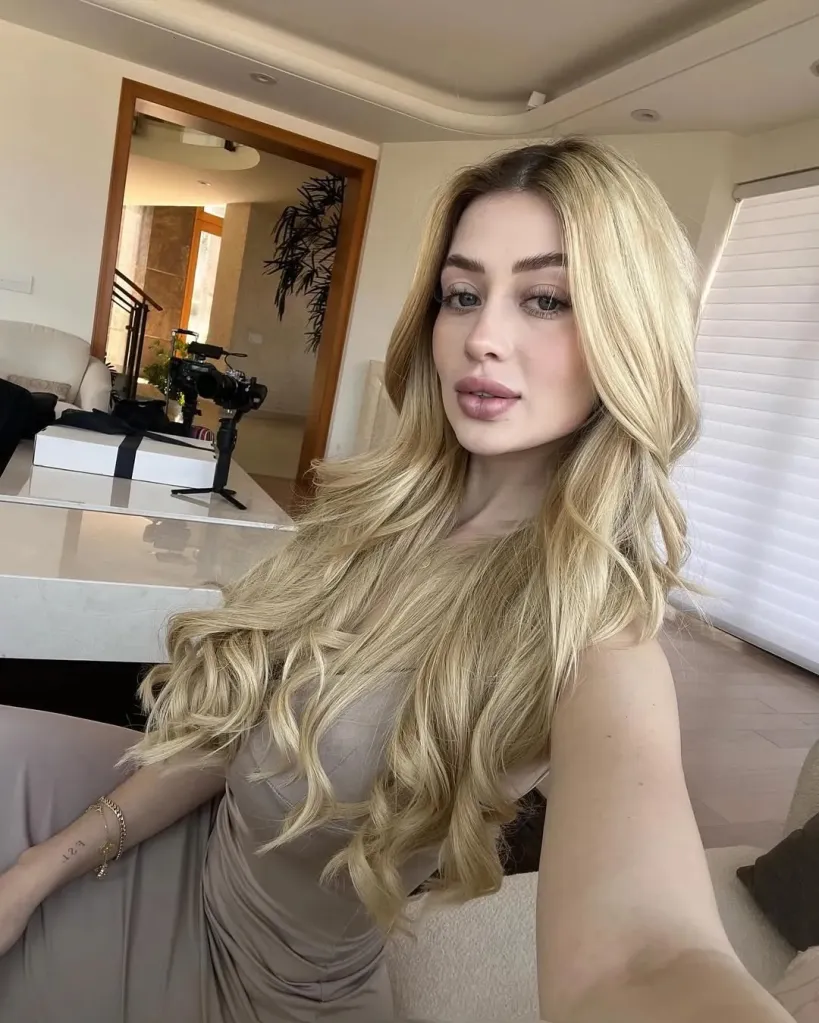 Valeria Márquez, a 23-year-old influencer, posing for a selfie in a room.