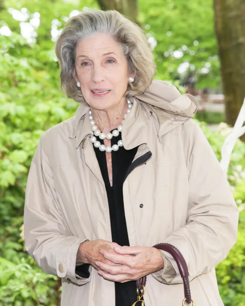 Nancy Kissinger in a beige jacket and pearl necklace.