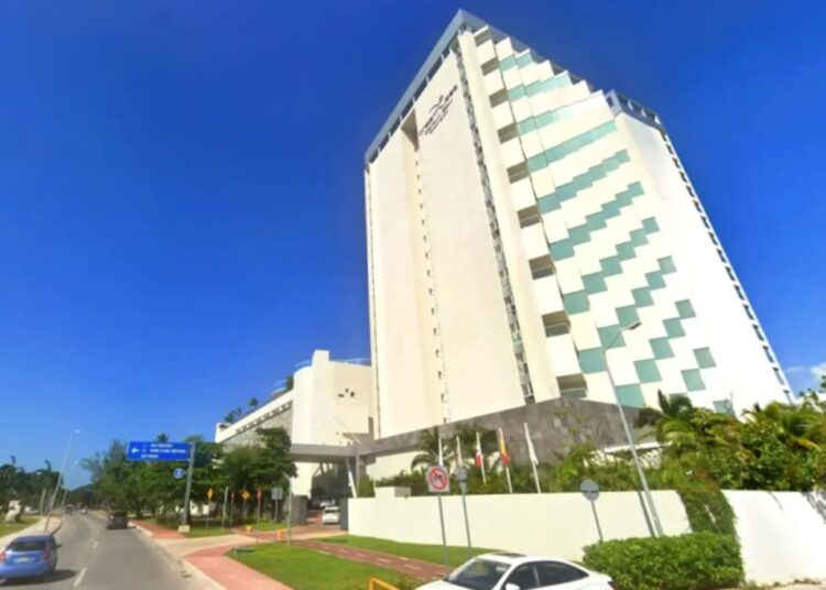 American tourist dies after falling from 18th floor of luxury Cancun hotel: report