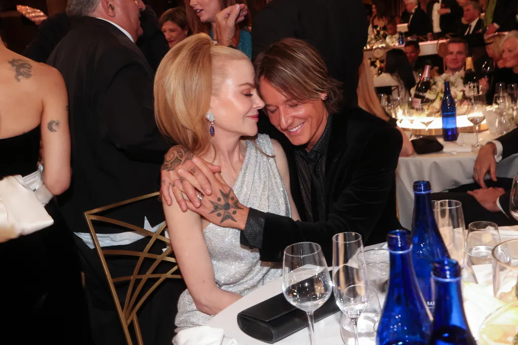 Nicole Kidman and Keith Urban embracing at the Golden Globes.