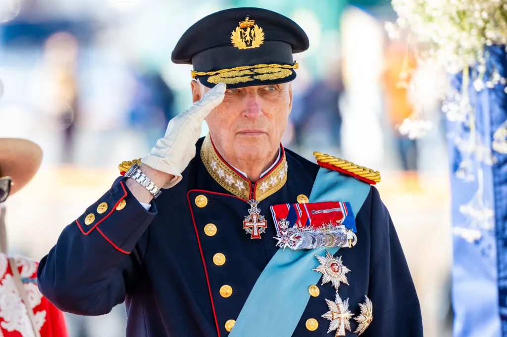 King Harald of Norway in military uniform saluting.