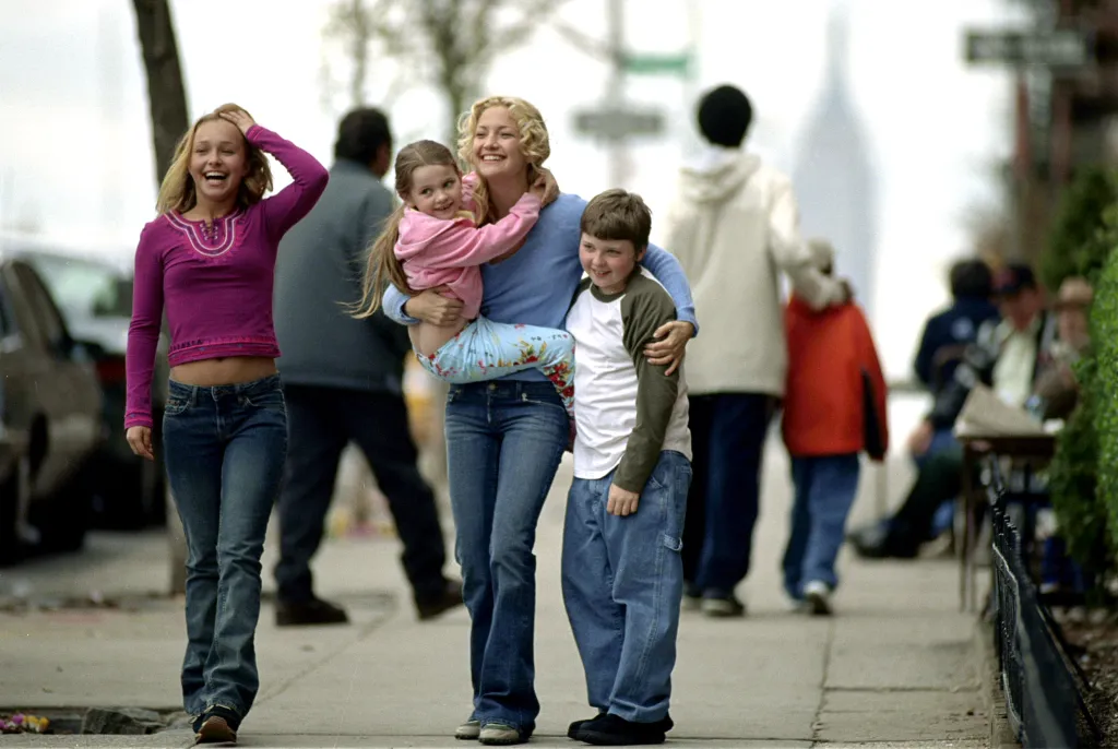 Kate Hudson holding Abigail Breslin, with Hayden Panettiere and Spencer Breslin from the movie Raising Helen.