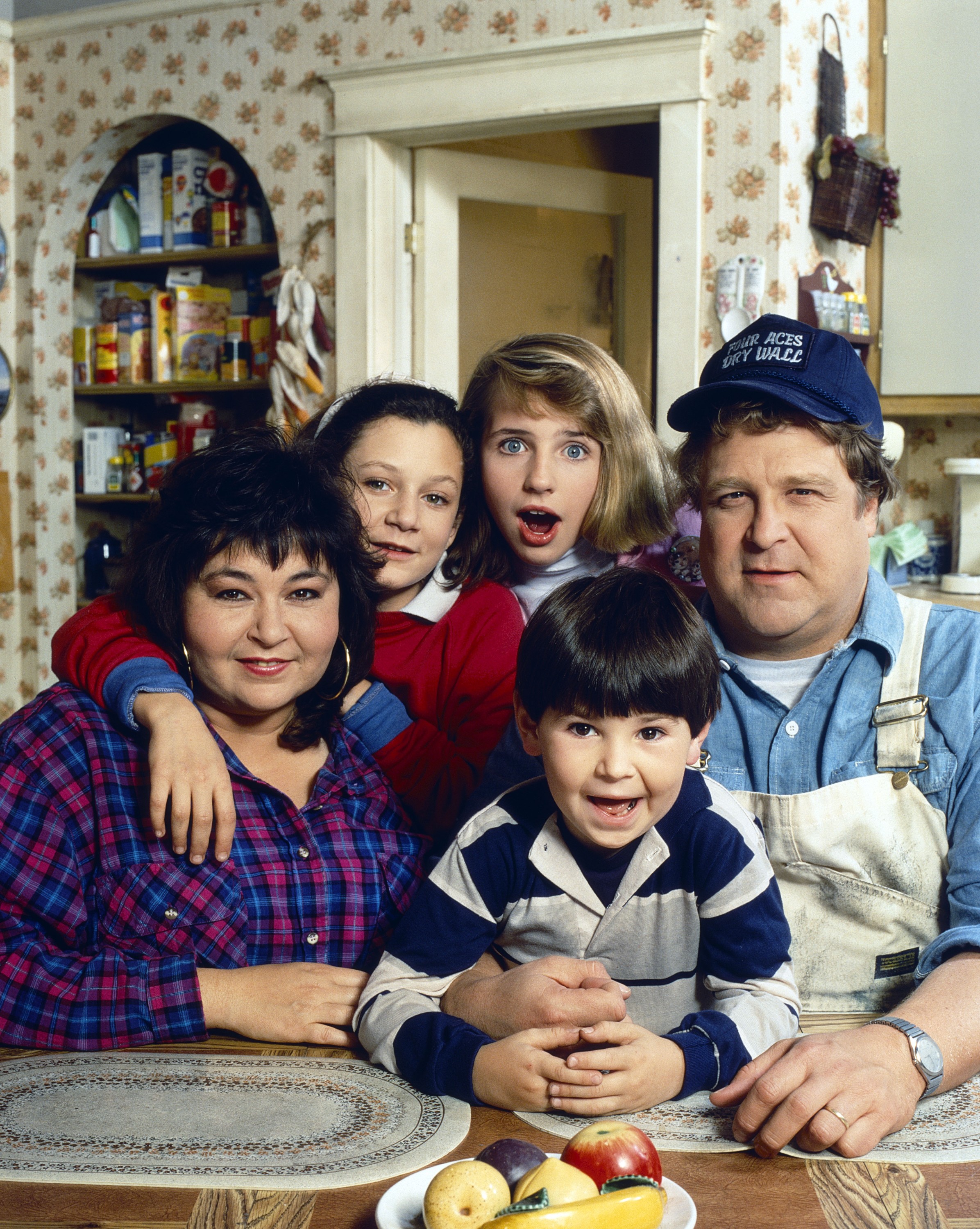 Cast photo of Roseanne Barr, Sara Gilbert, Alicia Goranson, Michael Fishman, and John Goodman from 