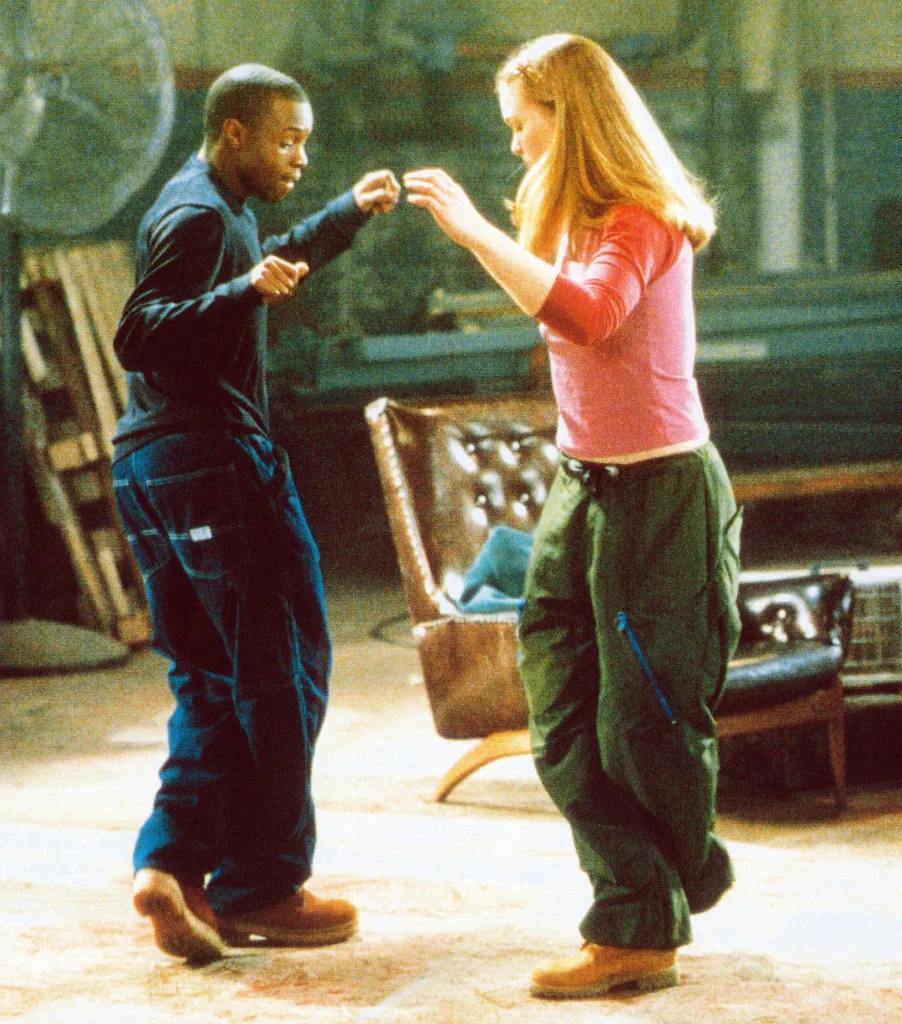 Sean Patrick Thomas and Julia Stiles dancing in 