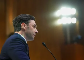 Crowd erupts as Trump foe mocks his MAGA ‘scandal piñata’ opponent