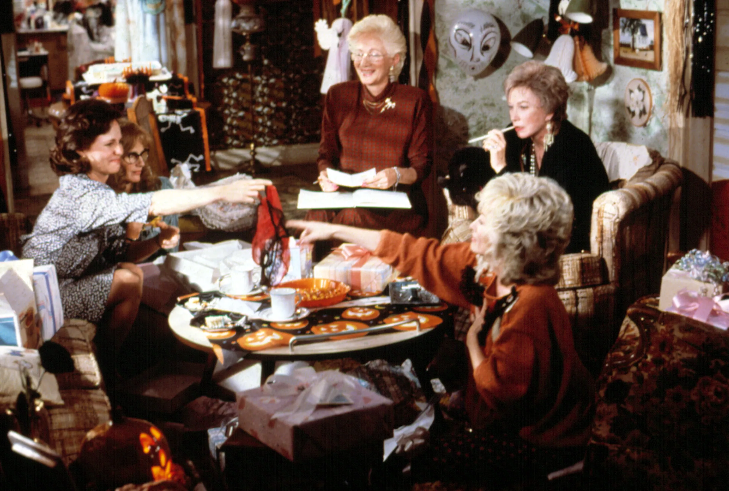 STEEL MAGNOLIAS, Sally Field, Daryl Hannah, Olympia Dukakis, Shirley MacLaine, Dolly Parton, 1989. ©TriStar Pictures/Courtesy Everett Collection
STEEL MAGNOLIAS, Sally Field, Daryl Hannah, Olympia Dukakis, Shirley MacLaine, Dolly Parton, 1989. ©