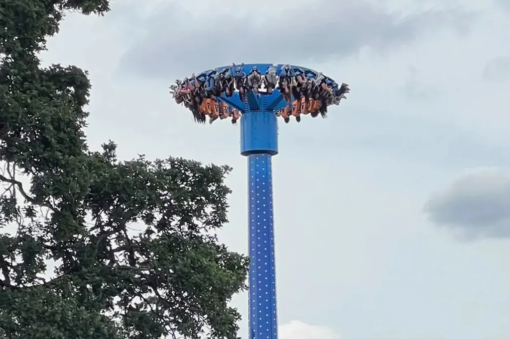 People hanging upside down on the AtmosFEAR thrill ride at Oaks Amusement Park.