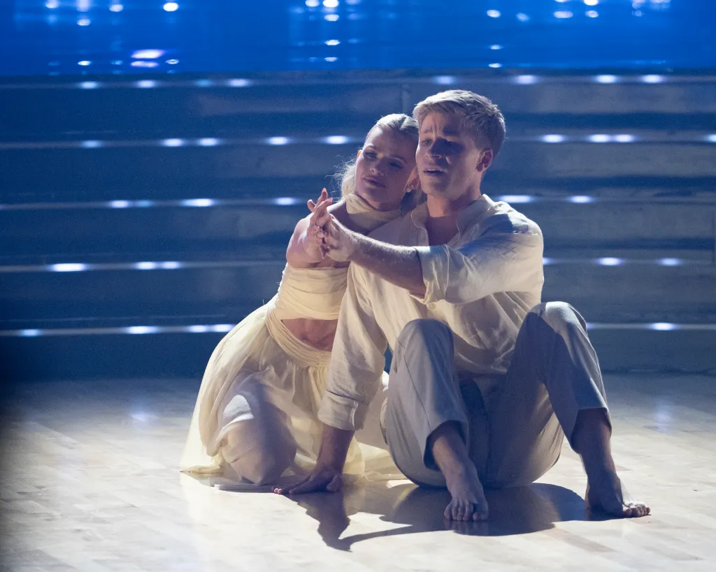 Witney Carson and Robert Irwin performing a dance on the ballroom floor.