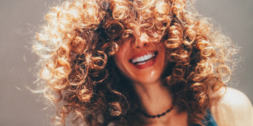Men Say This Habit Instantly Makes Women More Attractive, Psychologists Say It Makes Sense