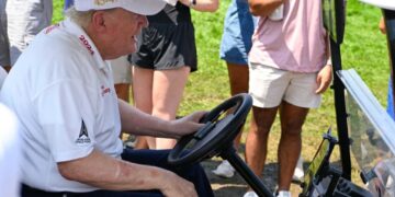 ‘Incredibly disturbing’ Trump images shock analyst as golf outing sparks health concerns