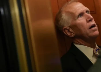 “Are you kidding me?” Ex-GOP operative rips senator’s anti-MAGA book after caving to Trump