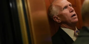 “Are you kidding me?” Ex-GOP operative rips senator’s anti-MAGA book after caving to Trump