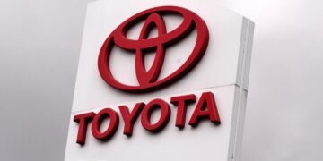 Toyota recalls hundreds of thousands of cars for broken indicators