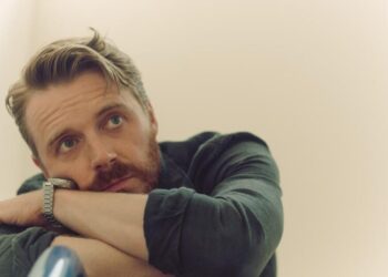 Jack Lowden really gets ‘slapped around’ on ‘Slow Horses.’ And he loves every minute