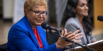 L.A. Mayor Karen Bass lost last night’s debate against Nithya Raman. Badly
