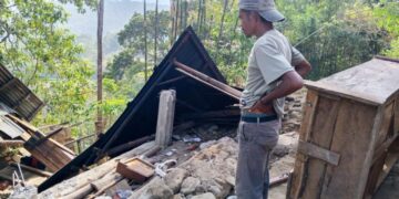 Magnitude 7.7 earthquake strikes off Indonesia’s coast, toppling buildings and killing at least 2