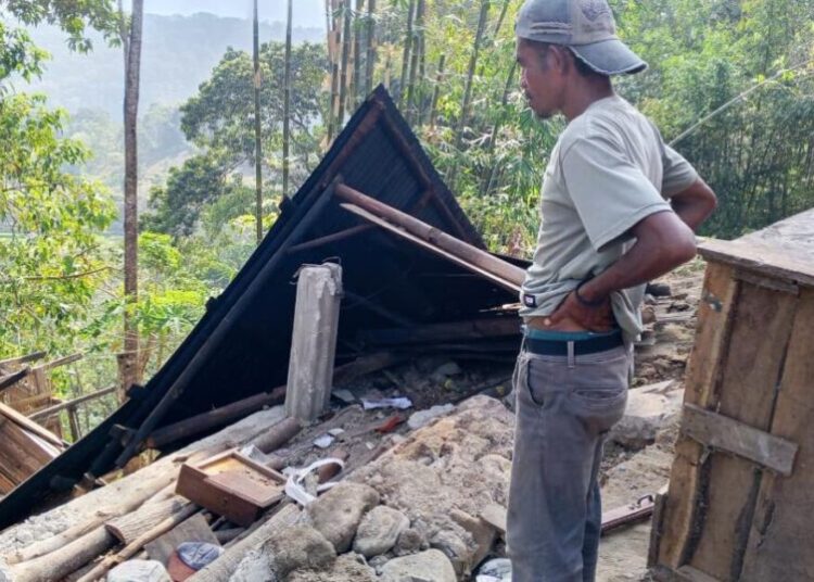 Magnitude 7.7 earthquake strikes off Indonesia’s coast, toppling buildings and killing at least 2