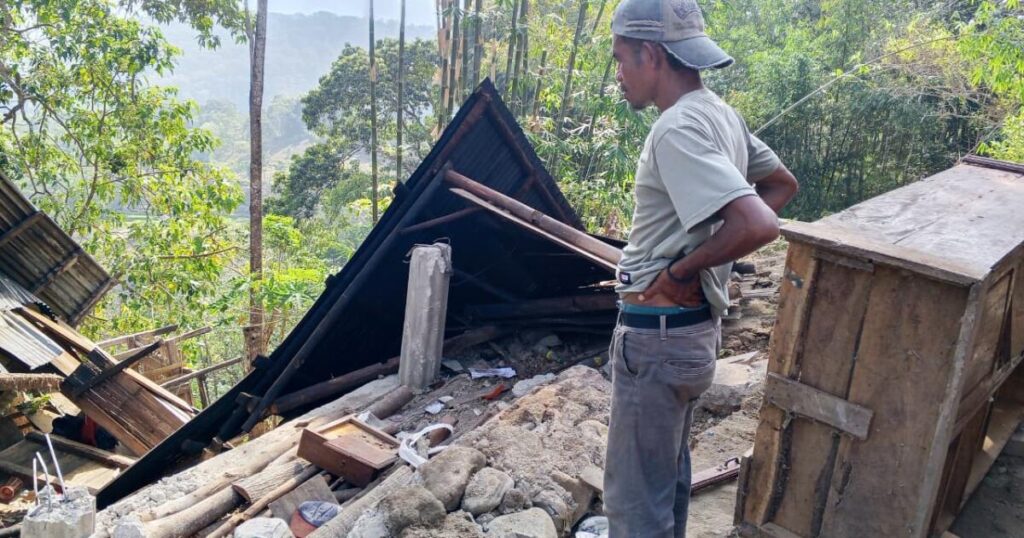Magnitude 7.7 earthquake strikes off Indonesia’s coast, toppling buildings and killing at least 2