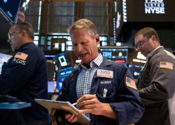 Falling oil prices help calm the stock and bond markets
