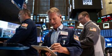 Falling oil prices help calm the stock and bond markets