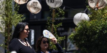 Western U.S. heatwave brings record temps to Phoenix, wildfire risk in Pacific Northwest