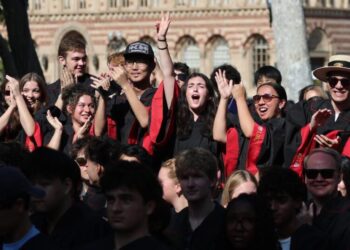 Pomp and tuition dollars at work: USC convocation is more emotional for parents than freshmen