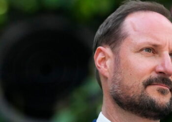 Norway’s crown prince becomes King Haakon VIII after his father’s death