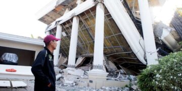 Thousands in Indonesia await aid after quake kills 68, overshadowing Independence Day