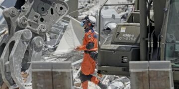 After Japan quake, woman dies of apparent heat stroke while sheltering in her car